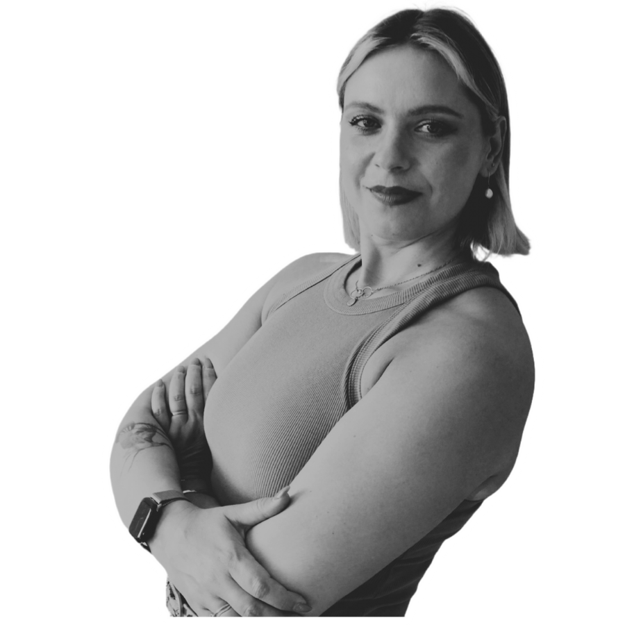 Egle Venclovas, executive coach for high-performing leaders, arms crossed and confident